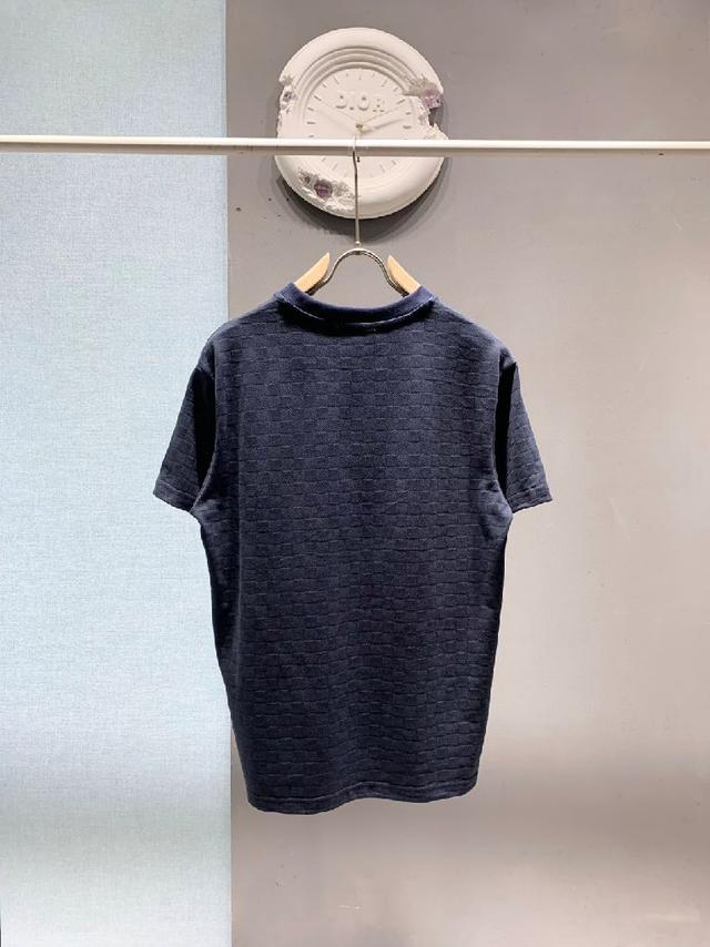 本款T恤采用全棉平纹面料打造，再洗水定型，克重330克