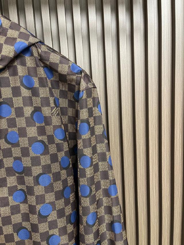 点亮夏日造型。科技面料呈现全幅 Damier 印花，巧妙糅合