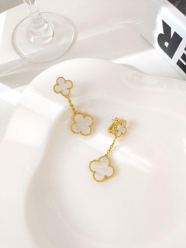 黑白双面单花手链，简约自由百搭。链长15～17cm。