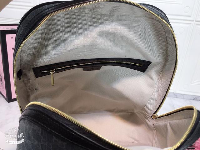 意大利全粒面鞣猪纹小牛皮滚边。镶嵌的红绿织带细节