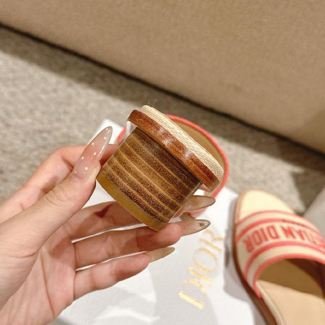 迪奥Dway凉拖是标志性和永恒的设计。天然拉菲和