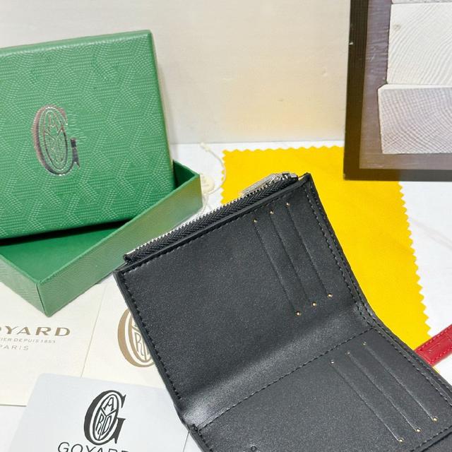 钱包轻便小巧，可三折打开，可容纳 7 张卡片、纸币