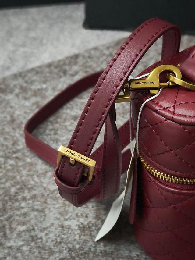 漆皮质感的小gaby，也是ROSE同款空间大，手提单肩斜