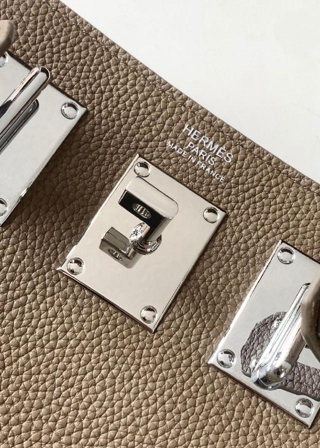 级原版货普拉达专柜最新款，双用型
