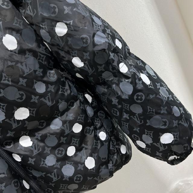 1V草间弥生联名波点系列连帽羽绒外套 满幅Monogram