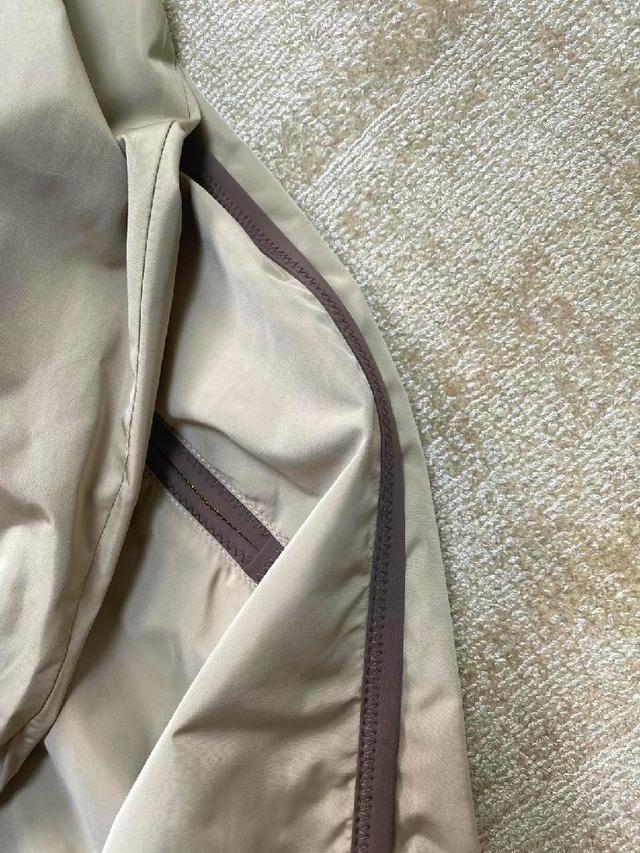 这件防晒度加工也非常复杂，原版一模一样做法！内里全部包边，