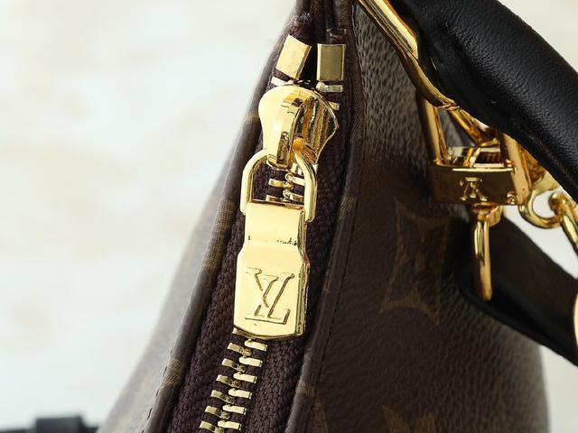 Monogram 图案致敬品牌传统，成就又一灵巧之选。利落构型令日常所需轻松随行