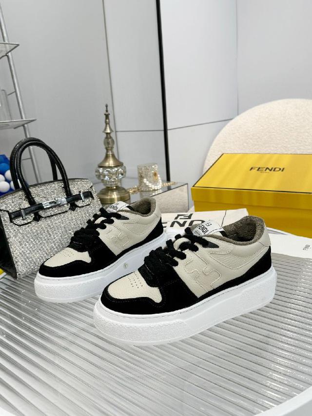 众多明星网红上脚，国内外博主刷爆的一个百搭系列