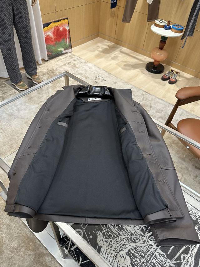 ⚠️翻领衬衫式工装版型，胸前口袋品牌刺绣标识，定制金属四合扣，