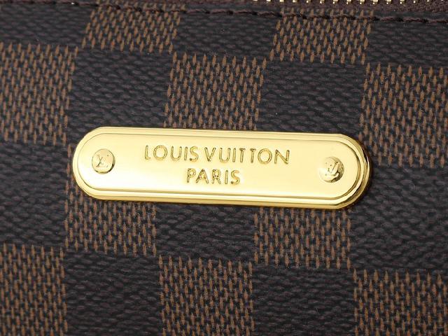 手袋为品牌 Monogram 帆布搭配撞色皮革饰边，以别致笔触传递典雅风范