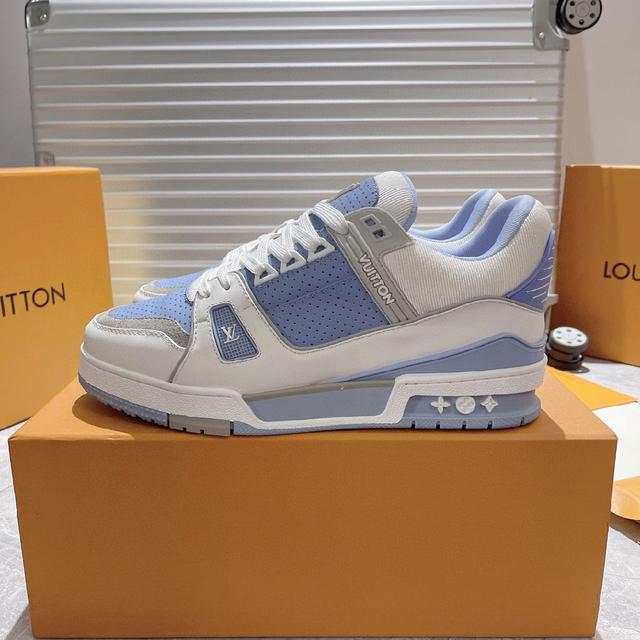 重点是内里采用了高端记忆棉，穿久不变形，且增加脚感舒适度。