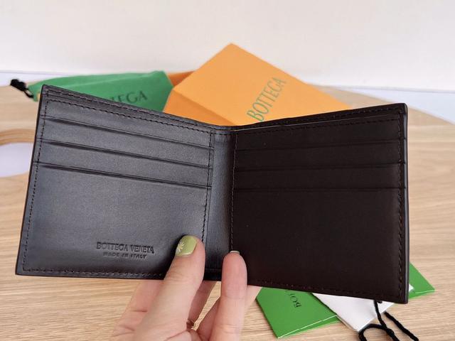 两折扣短夹式   纯手工编织 原厂牛皮。柔软度刚刚好  会