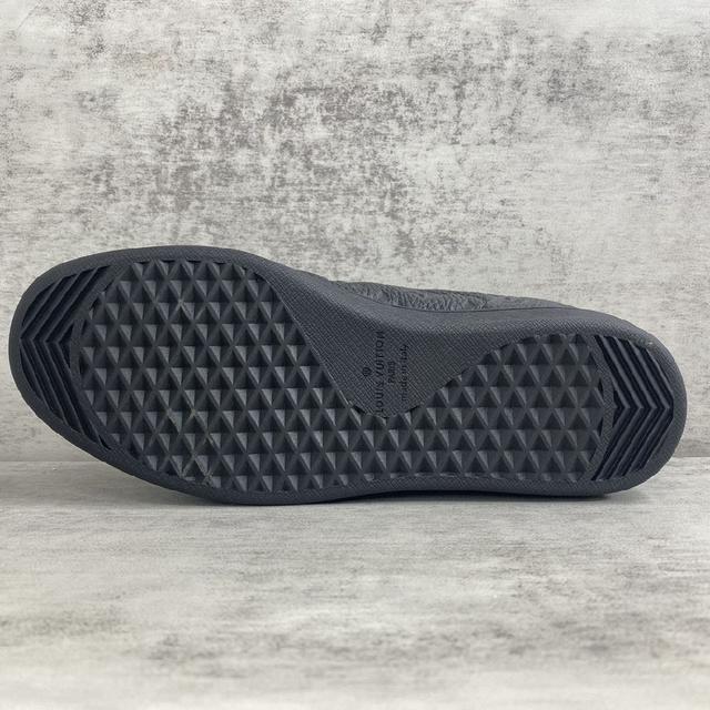 Luxembourg运动鞋由柔软的粒面牛皮革制成，饰有路易威登经典