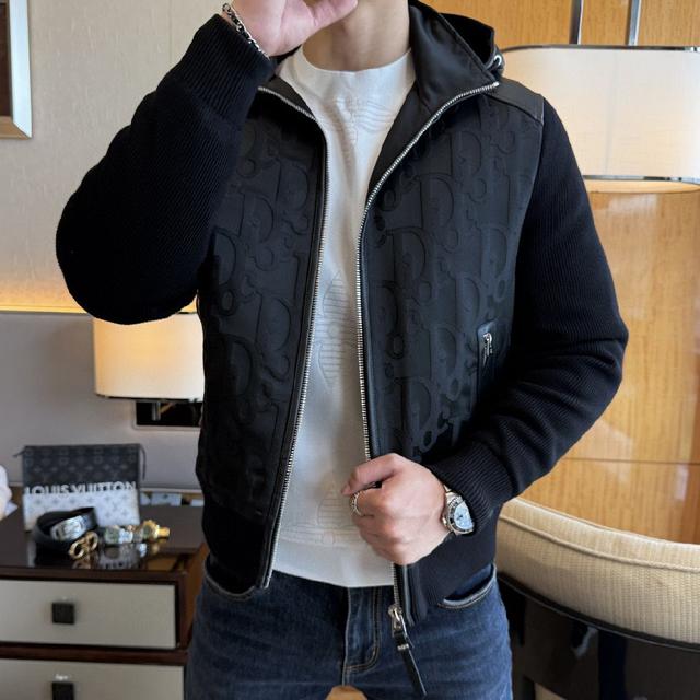 ⬆️PRADA 科技皮膜羽绒马甲.此款衣服面料为24最新