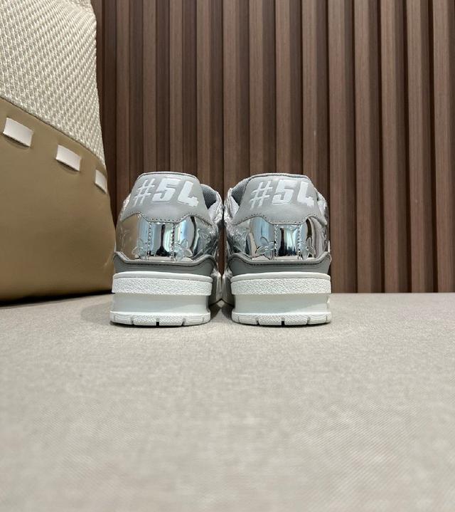 Trainer Maxi将成衣系列的宽松廓形引