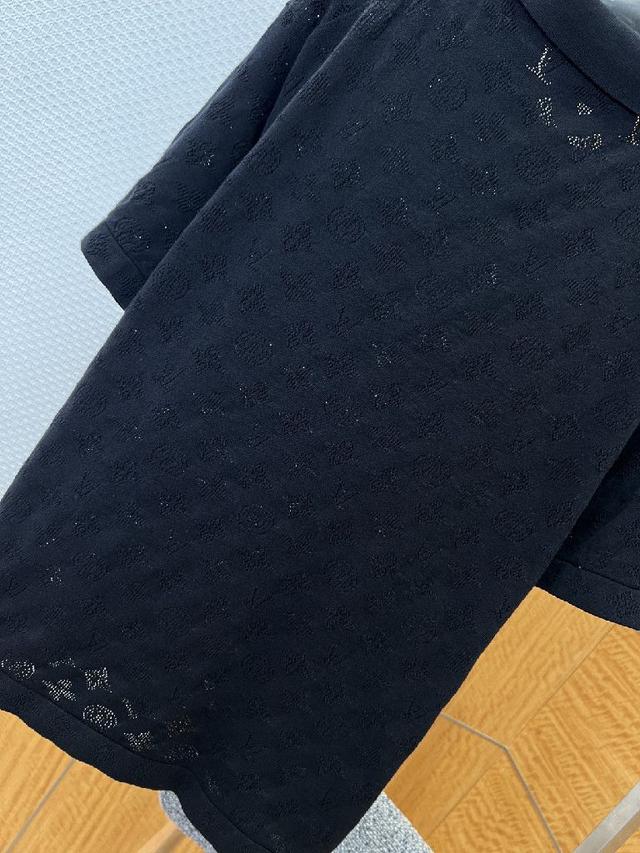 可自由调节开合度，既能塑造干练商务感，也能解锁休闲随性造型；袖口采用同面料收边设计，贴合手臂线条，