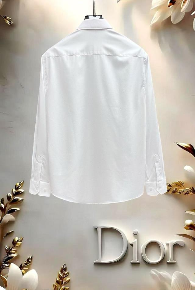 标准版型短袖圆领T恤。白色纯棉材质。定制化FENDI Flower刺绣和浅蓝色3D印花