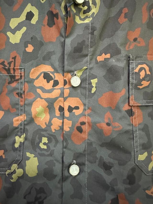 louis v*2025最新款圆领针织毛衣 前后幅的刺绣采用亚麻材质绣线制作