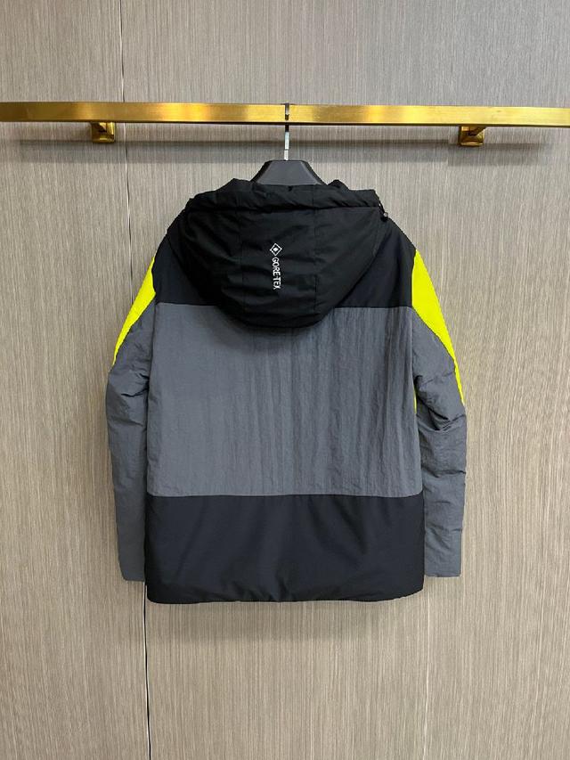 春冬新款羽绒服。这款号称羽绒服届最贵的，全部90绒的