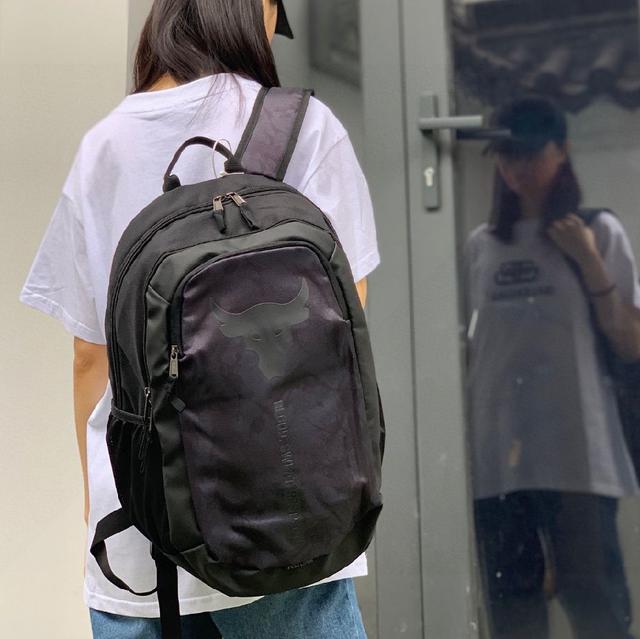 UA安德玛拼接侧logo双肩包篮球包男女情侣款书包。