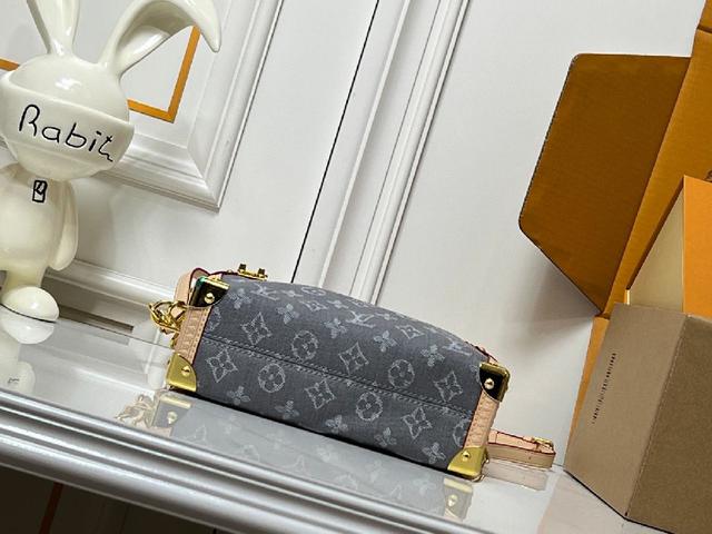 格纹绗缝、皮穿链、双C锁扣，但束口设计更显随性！