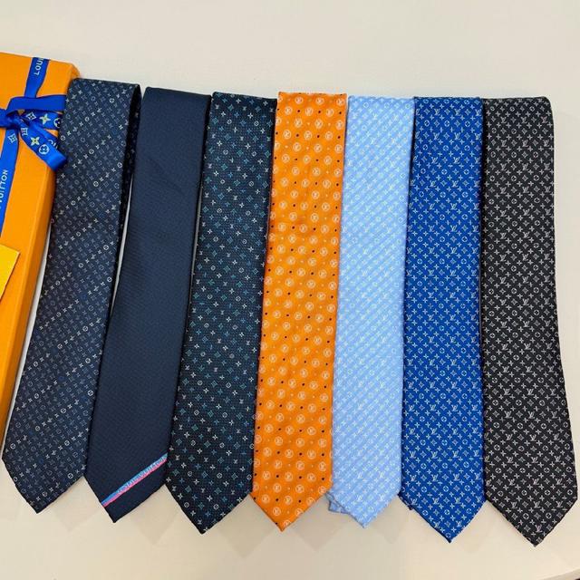 让男士可以充分展示自己个性。两款颜色百搭不挑衣。送男友送家人送老公都很适合