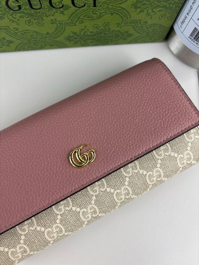 配以经典双G五金，新的式样和轮廓托的新作登场了。结构形状