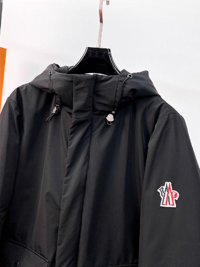 官网款新款羽绒服。这款号称羽绒服届最高端的，全部90绒的
