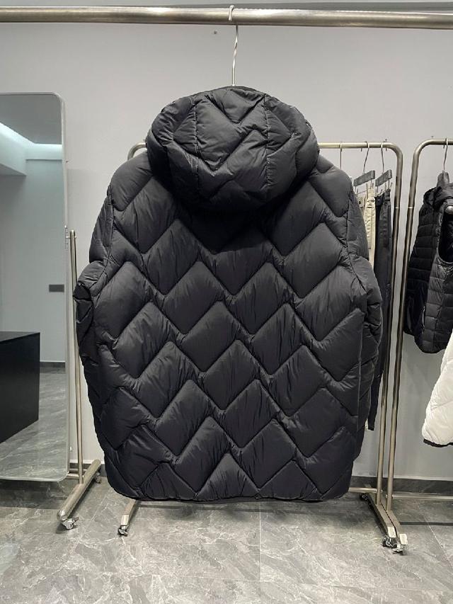 Madeira羽绒夹克是功能性衣橱的常备单品，采用Longue saison尼龙制成