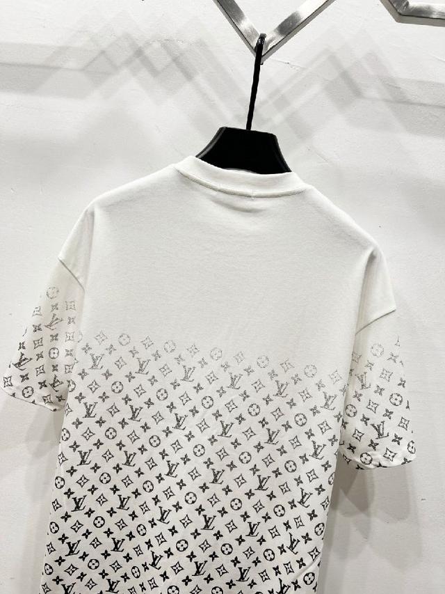 32支2*2螺纹，成衣两遍水洗处，面料舒适亲肤无异感