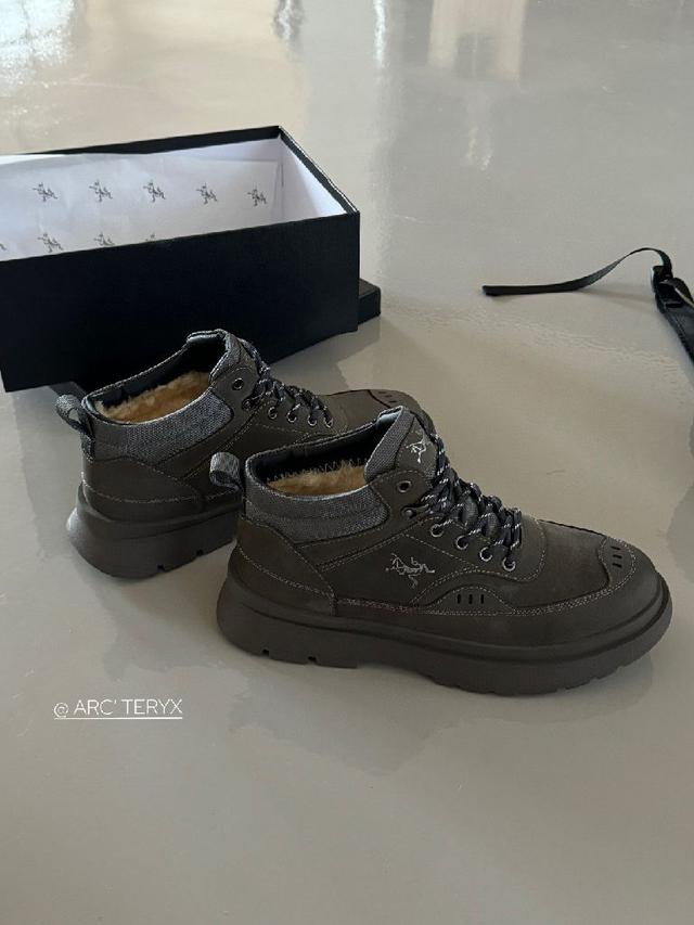 轻盈 EVA 外底成就舒弹穿着体验。Monogram 压纹与