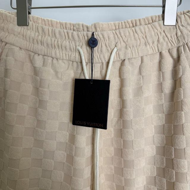 定制全棉毛巾面料满印提花，质感舒适度都是拉满的，上身简约百搭