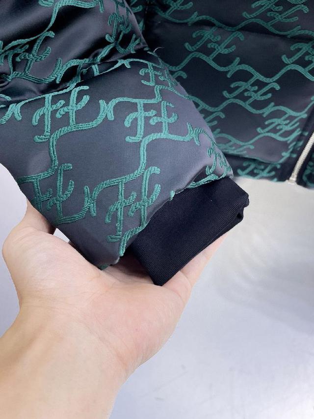 官网款2025秋冬新款羽绒服。这款号称羽绒服届最高端的