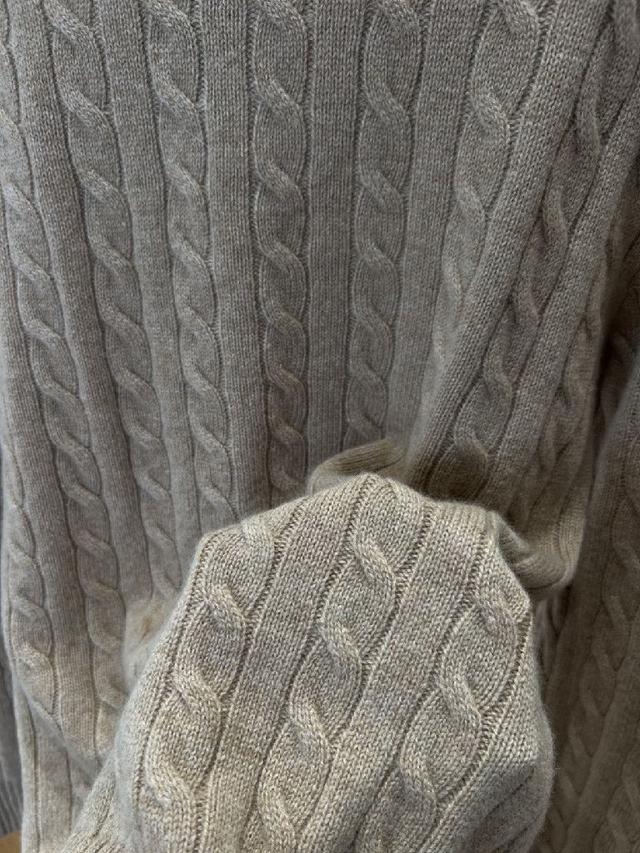 触感亲肤保暖，兼具良好透气性与抗皱性，保证了针织衫的舒适穿着体验与高级质感；领口采用经典圆领设计