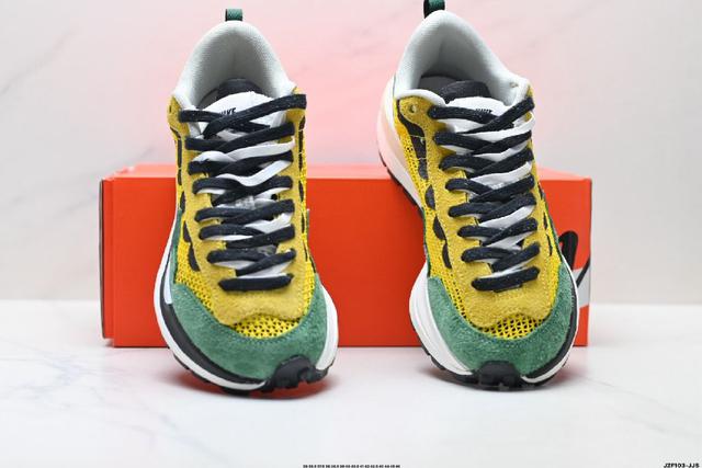 鞋身材质由翻毛皮和透气网布共同打造 熟悉的解构手法 重叠Swoosh