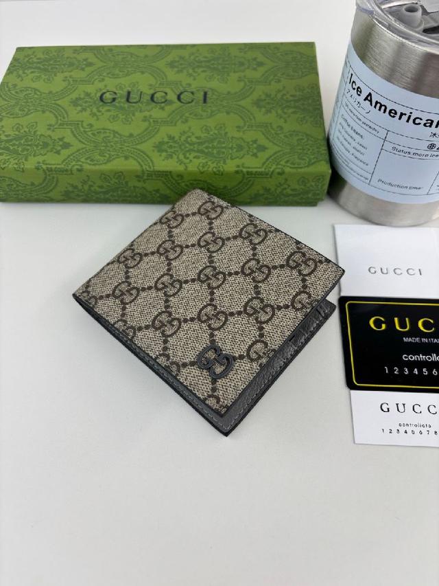 设计令点缀于包身的GG标识风采尽绽。这款钱包以啡色GG Supreme