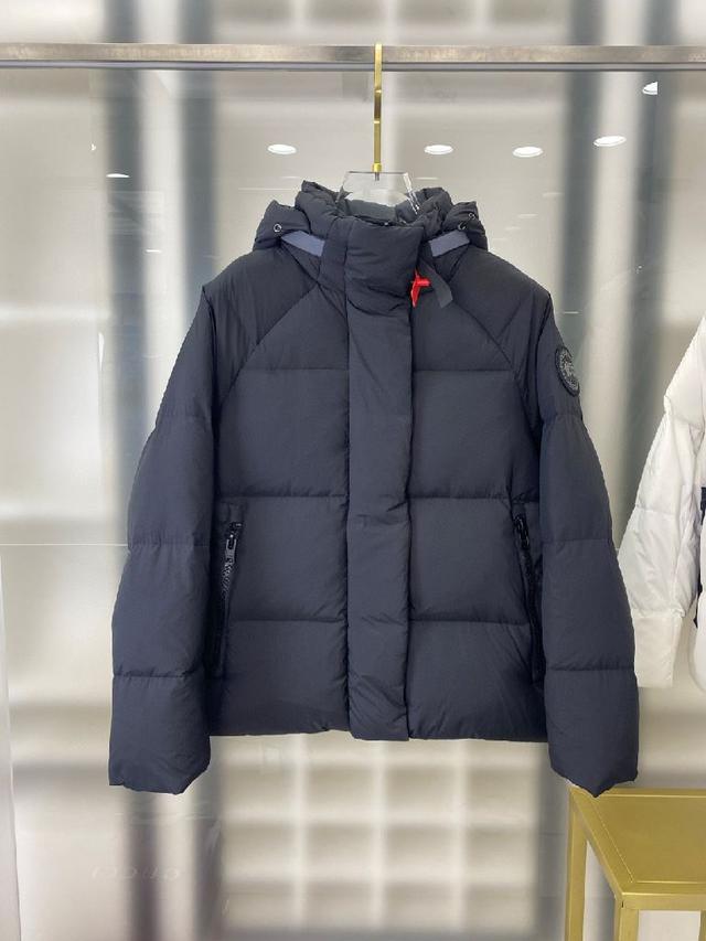 装饰vinatage复古格纹内衬的高领与连帽 可拆式衣袖 缔造背心造型