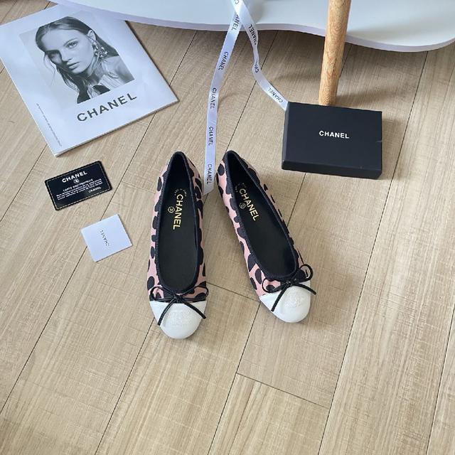 赛琳 Celine凯旋门拖鞋💫把松弛优雅踩在脚下 温柔百搭不出错的款，
