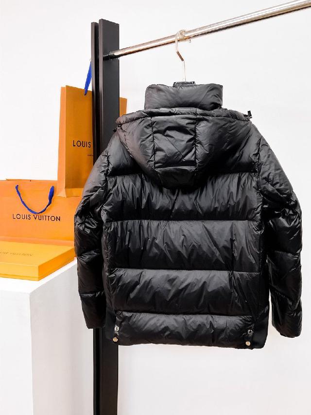 2025秋冬新款羽绒服。这款号称羽绒服届最贵的，全部90绒的