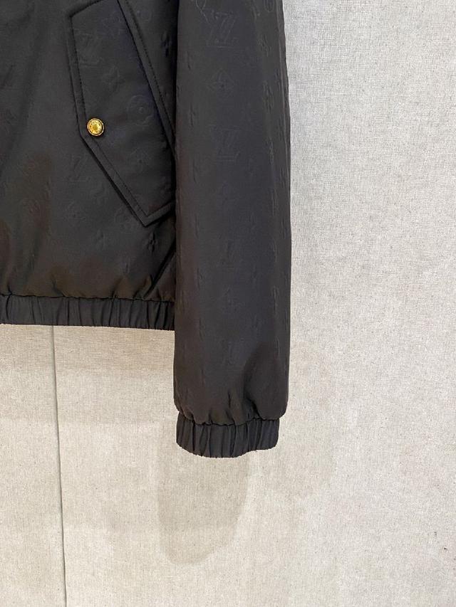 采用定织定染格纹面料，全身多处对位拼接操作，面料损耗极大。相对老款