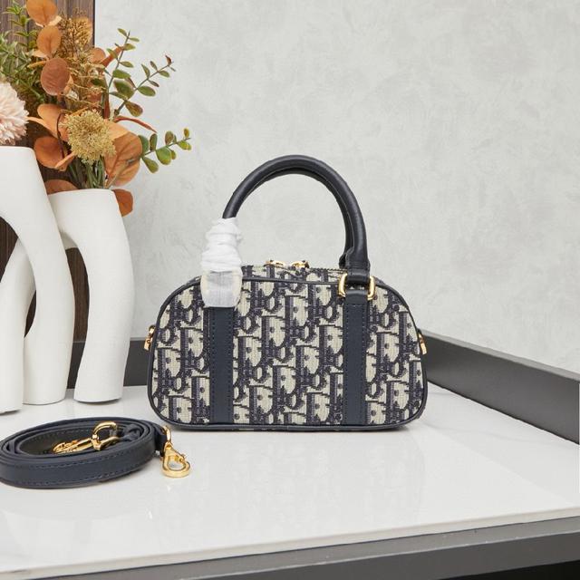 图案重现帆布印花的考究观感。耀目金属件、羊皮革内衬和铭牌共同印证