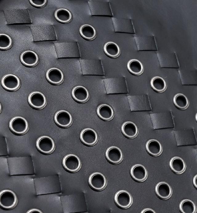 这款优雅简约的Re-Edition 2002单肩包，选用创新的Re-Nylon再生尼