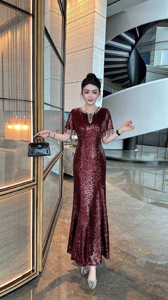 爆款亮片鱼尾连衣裙 ，小V领设计，手工钉钻重工缝