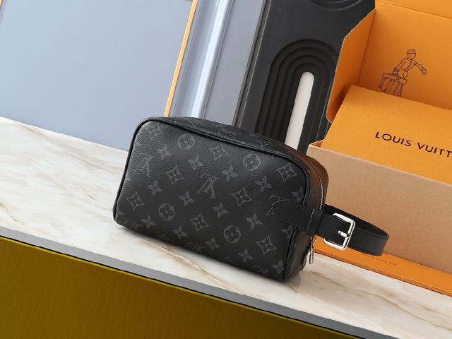 Locker Dopp Kit 盥洗袋取材 Monogram 帆布，融汇当代潮流和典雅格调