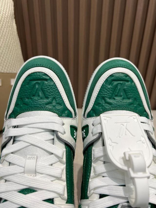 鞋面由意大利进口小牛皮拼接，侧边饰有品牌LOGO标志及签名