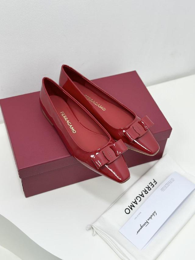salvatore Ferraga*o 菲拉*慕新款vara漆皮蝴蝶结小方头单鞋！