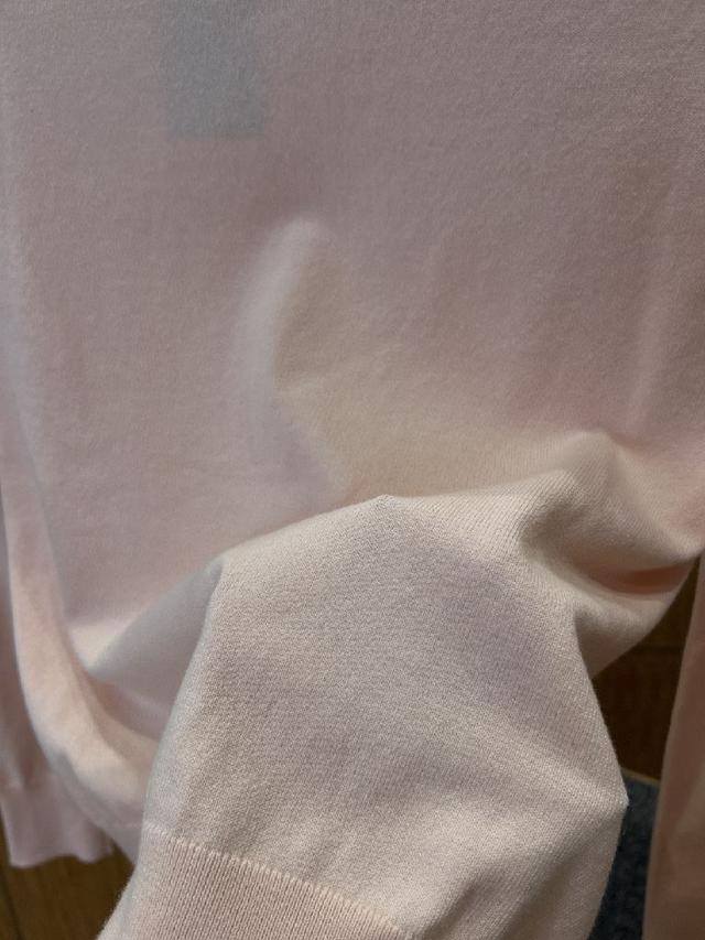 可自由调节开合度，既能塑造干练商务感，也能解锁休闲随性造型；袖口采用同面料收边设计，贴合手臂线条，