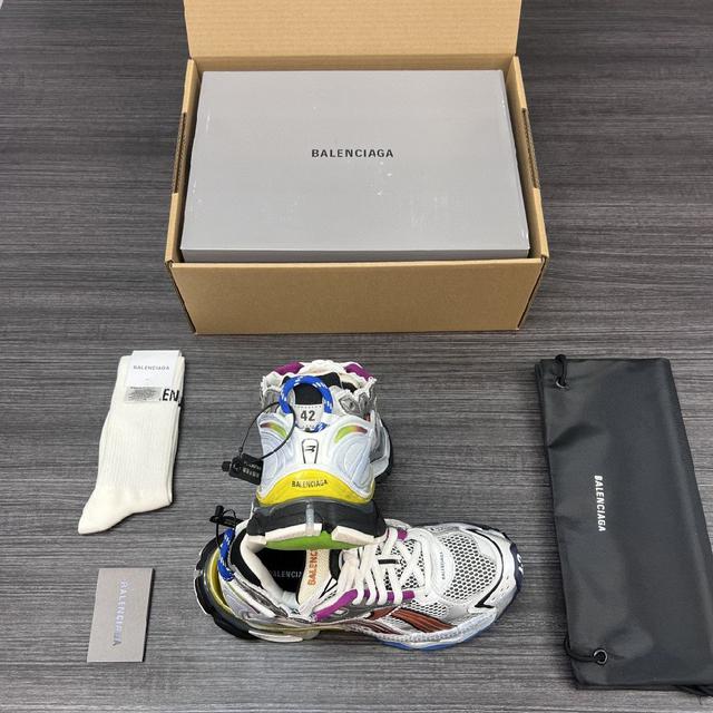 巴黎世家-Runner、是通过溢胶、做旧、缝线等细节