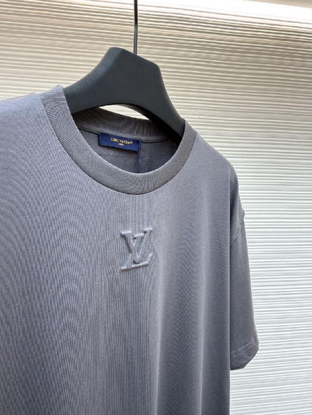 经定织定染工艺确保面料光泽度与垂坠感的同时，