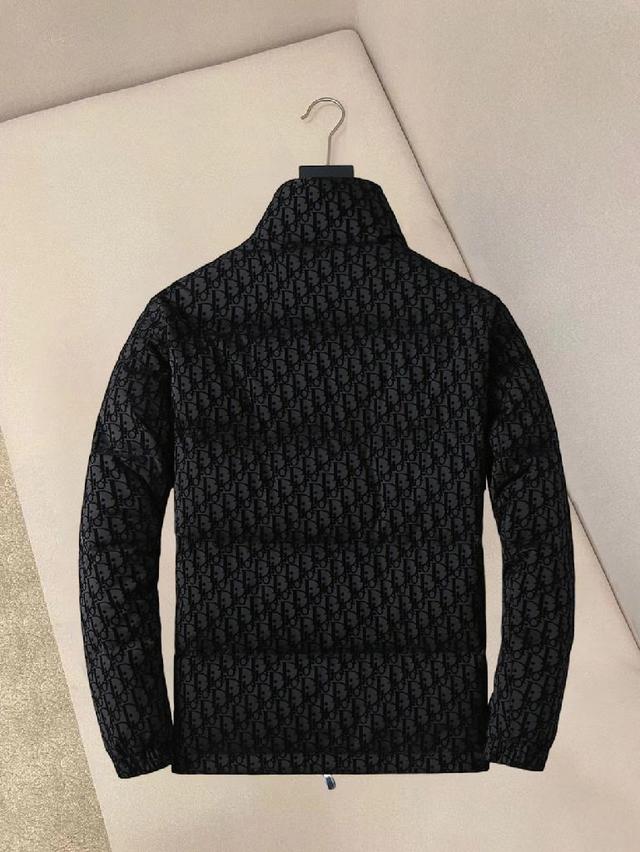 冬新款羽绒服。这款号称羽绒服届最贵的，全部90绒的